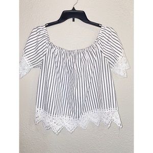 Striped shirt with lace on the sleeves